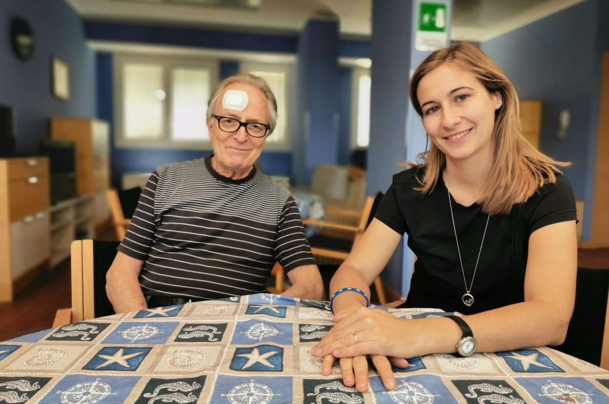 Giacomo Marinini (in forma nonostante il cerotto) e Alice Arienta a Casa Teresa Bonfiglio,  in via Don Gervasini. La struttura  inaugurata a marzo diventerà operativa il prossimo autunno