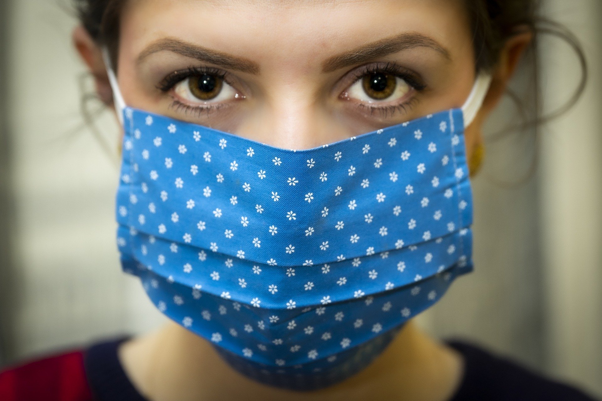 Immagine da https://pixabay.com/it/photos/covid-19-maschera-coronavirus-4969674/