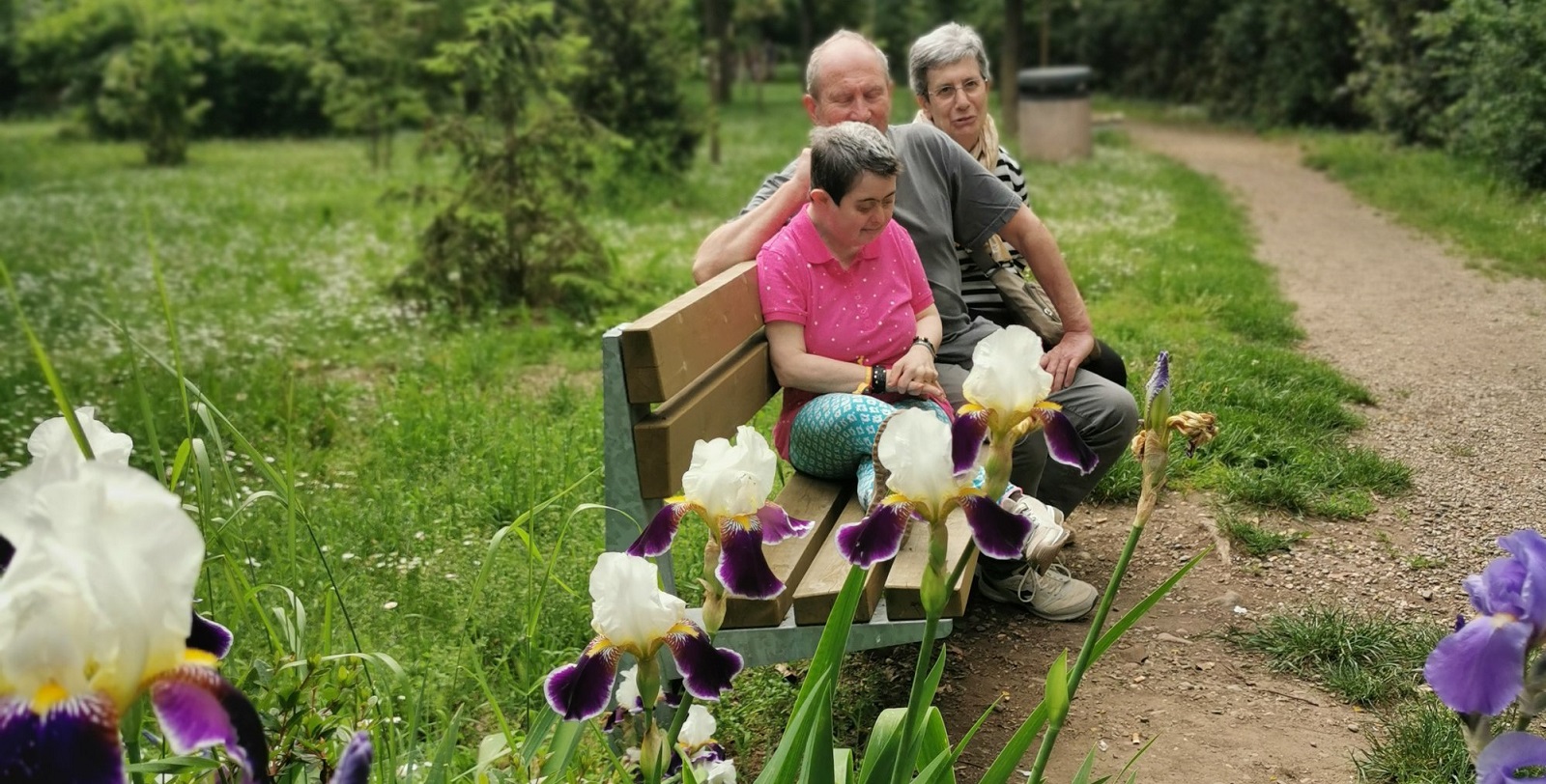 Angela, in primo piano, con Massimo e Natalia, un'altra volontaria