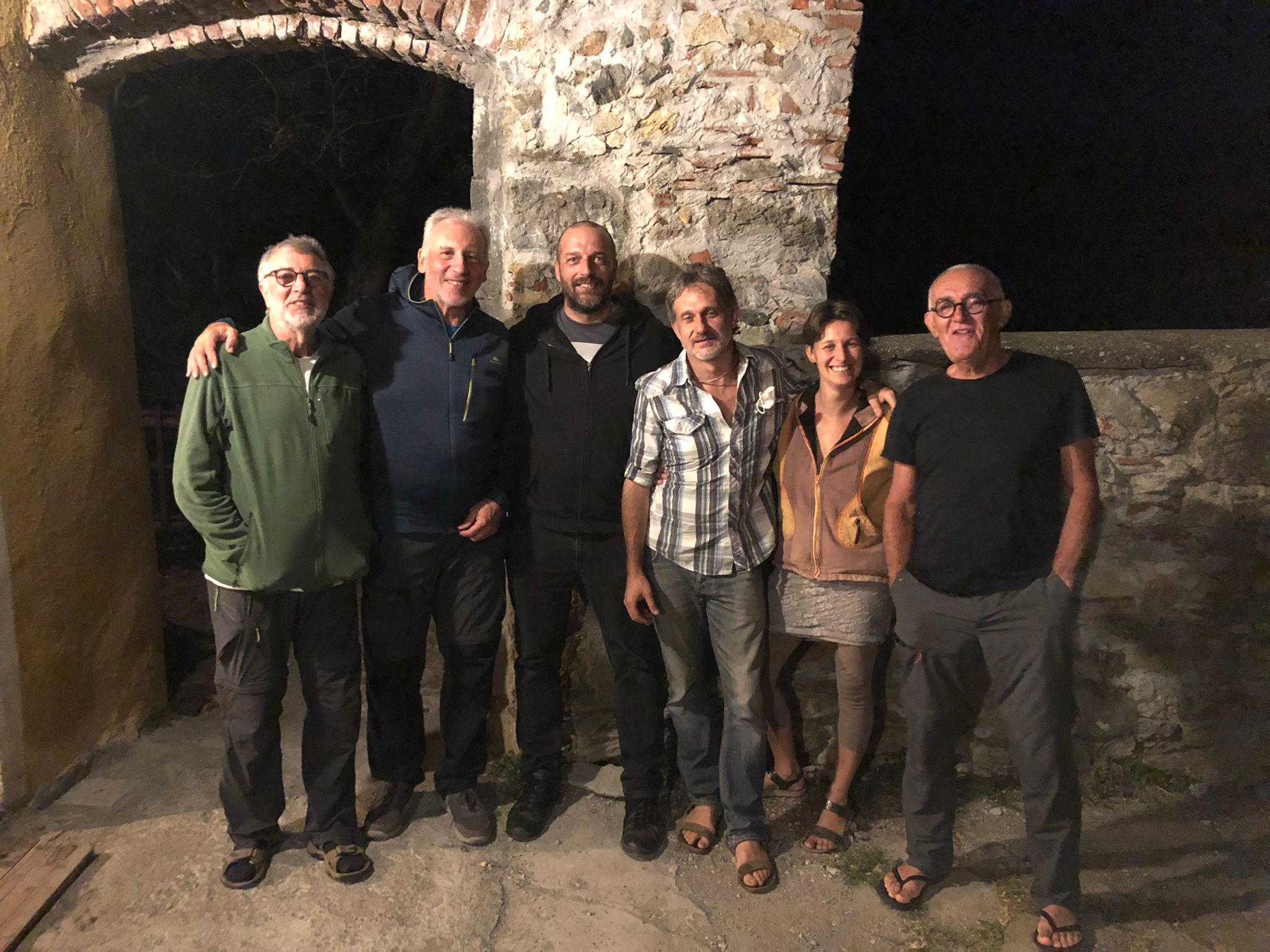 Ieri sera al rifugio La Sciverna. Da sinistra: Tino, Massimo, Roberto, Massimo, la fantastica Alessandra e Claudio