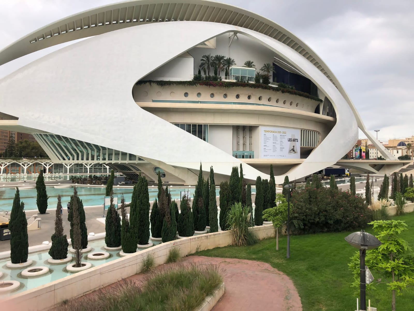 la pista ciclabile finisce contro il muro